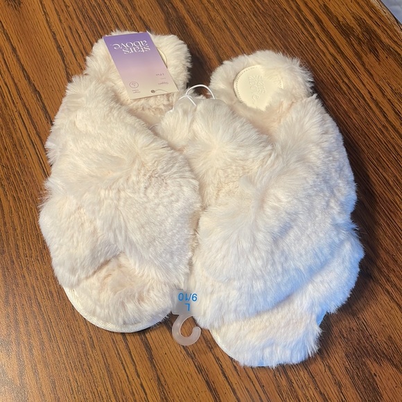 Stars above women’s soft and cozy slippers, size 9/10. - Picture 2 of 5